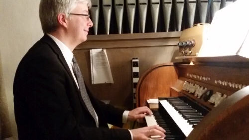 Präsident Berthold Gaß während des Konzertes an der Orgel der kath. Pfarrkirche Brendlorenzen