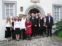 Ensemble Alte Musik des Heinrich-Schütz-Konservatoriums Dresden vor dem Valentin-Rathgeber-Haus Oberelsbach