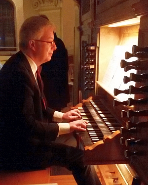 Präsident Berthold Gaß während des Konzertes an der Orgel der kath. St. Jakobuskirche Bad Kissingen