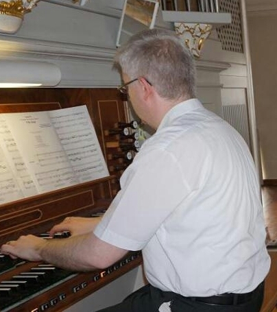 Präsident Berthold Gaß an der Orgel beim Kilianikonzert 2017 am 09.07.2017 in der kath. Wallfahrtskirche St. Kilian in Oberelsbach