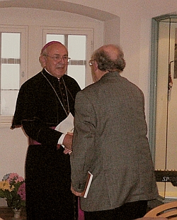 Weihbischof Helmut Bauer gratuliert dem Jubilar